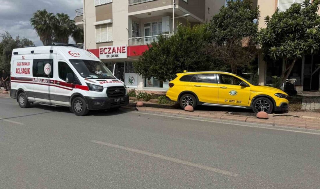 Serik ilçesinde bir kavşakta ticari bir taksi ile hafif ticari