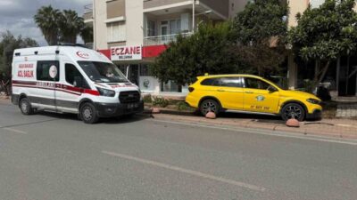 Serik ilçesinde bir kavşakta ticari bir taksi ile hafif ticari