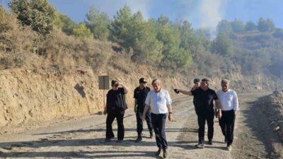 Serik ilçesinde dün akşam saatlerinde başlayan orman yangını, yerleşim yerlerine