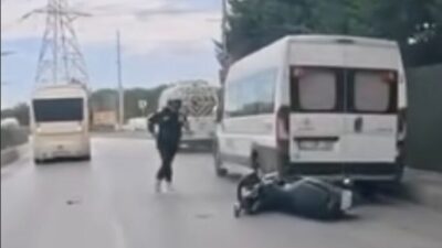 Sultangazi’de bir motosiklet, şerit değiştirirken park edilmiş araca ve ilerleyen