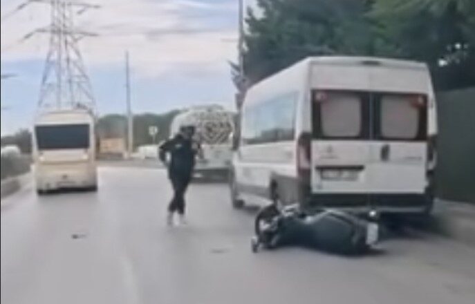 Sultangazi’de bir motosiklet, şerit değiştirirken park edilmiş araca ve ilerleyen