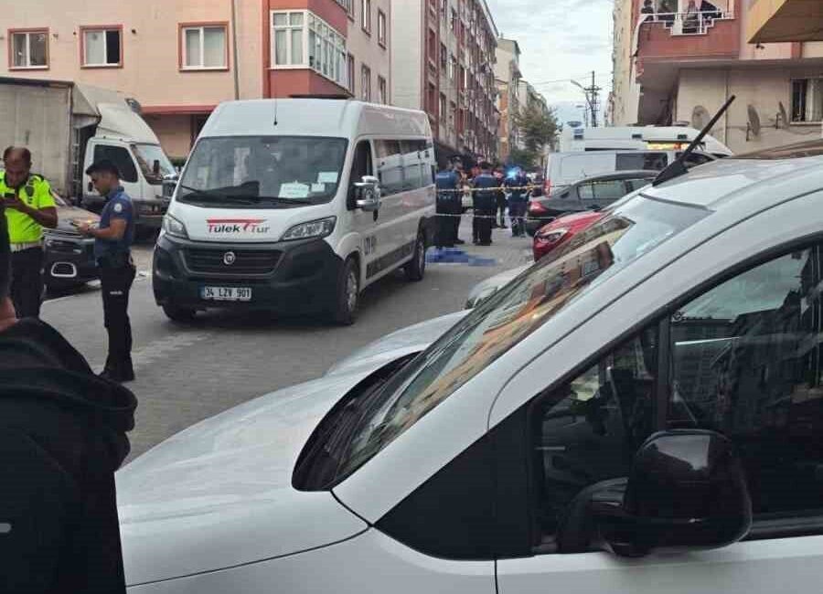 Esenyurt’ta, 6 yaşındaki bir çocuk servis minibüsü tarafından çarpılarak yaşamını