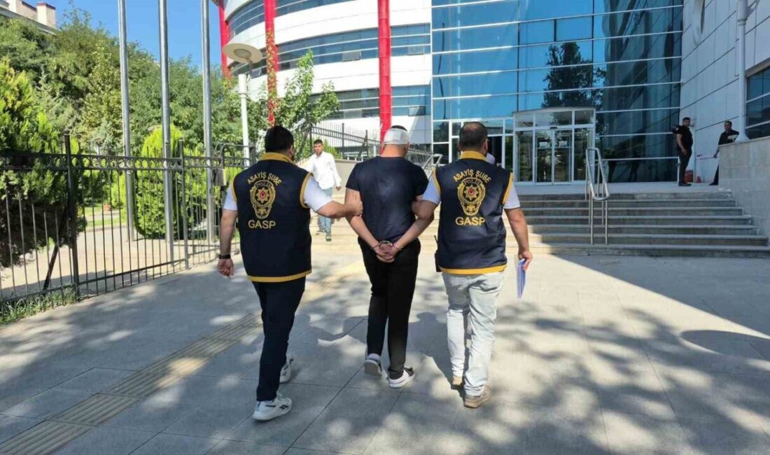 Adıyaman’da bir genç, sevgilisini sokak ortasında darp ederken araya girmeye