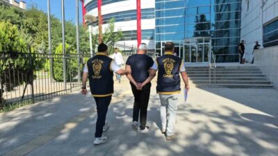 Adıyaman’da bir genç, sevgilisini sokak ortasında darp ederken araya girmeye