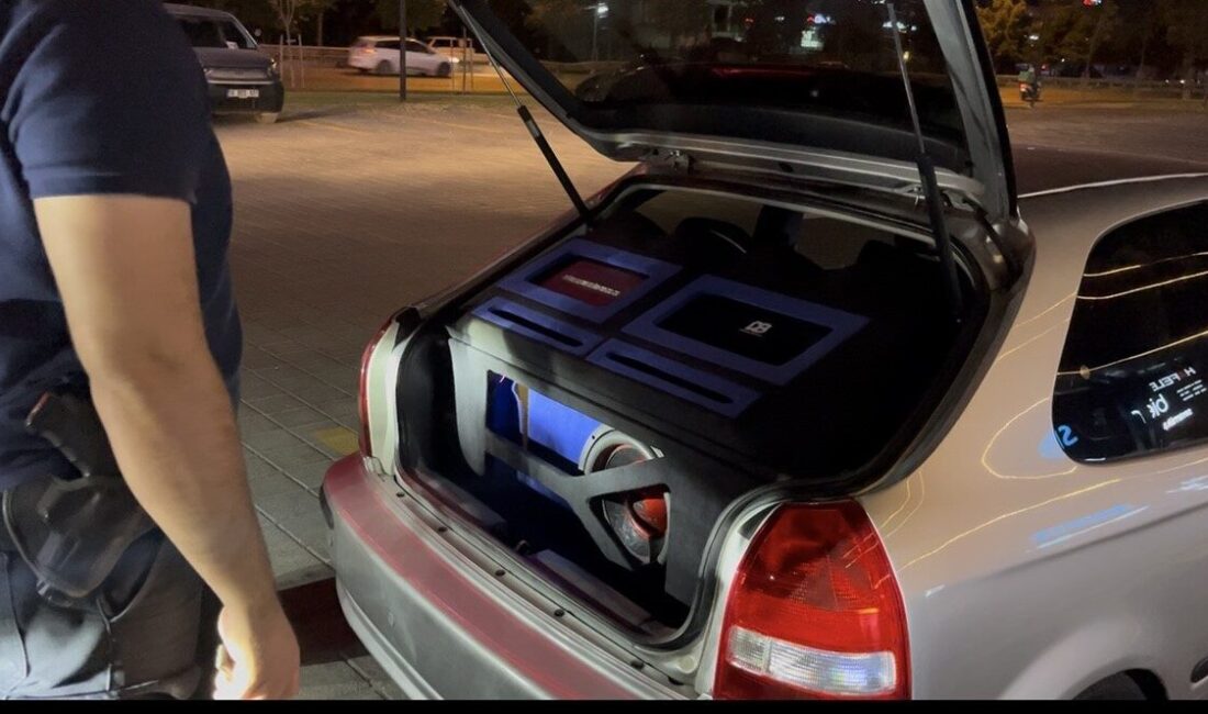Bursa’da, abartılı egzoz çıkışıyla seyir halinde olan genç bir sürücü,