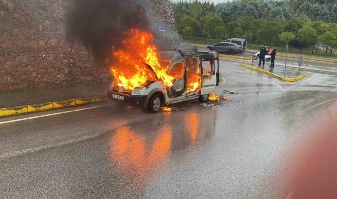Kocaeli’nin Körfez ilçesinde seyir halindeyken alev alan bir hafif ticari