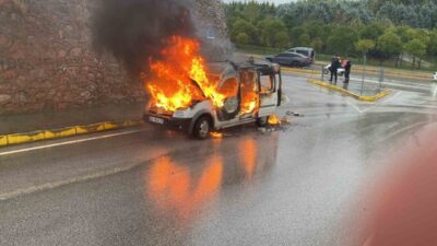 Kocaeli’nin Körfez ilçesinde seyir halindeyken alev alan bir hafif ticari