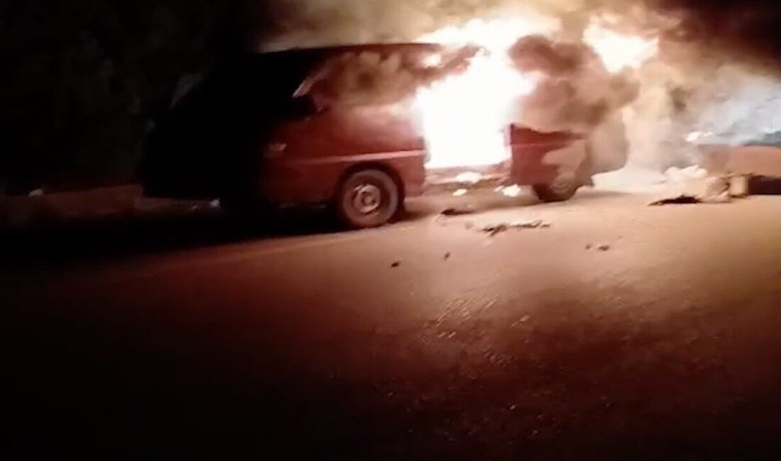 Kastamonu’nun Araç ilçesinde seyir halinde olan bir minibüs, dün gece