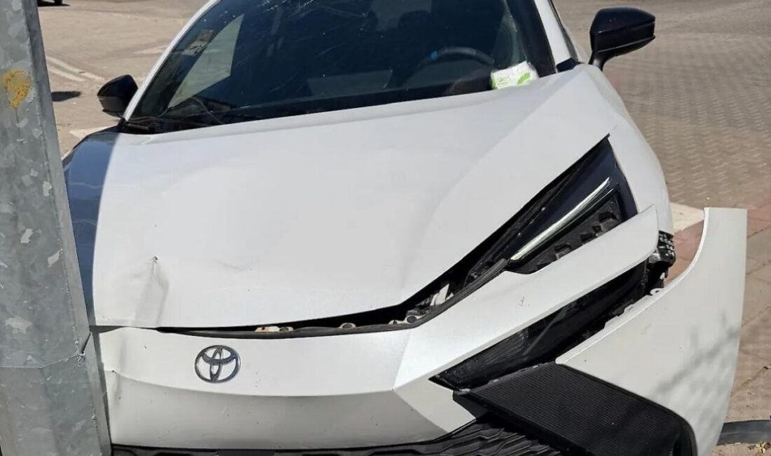 Siirt’te, bir aracın aydınlatma direğine çarpması sonucu maddi hasar oluştu,