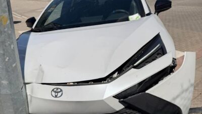 Siirt’te, bir aracın aydınlatma direğine çarpması sonucu maddi hasar oluştu,