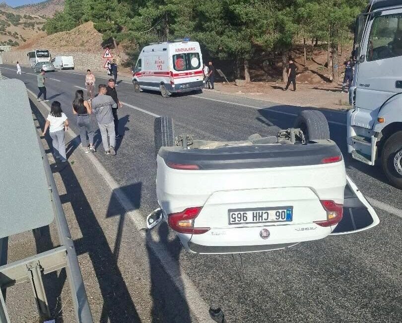 Siirt’in Baykan ilçesine bağlı Veysel Karani beldesinin girişinde bir otomobilin