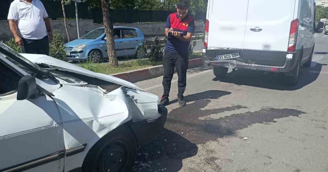 Siirt’te meydana gelen trafik kazasında otomobil ile transit aracının çarpışması