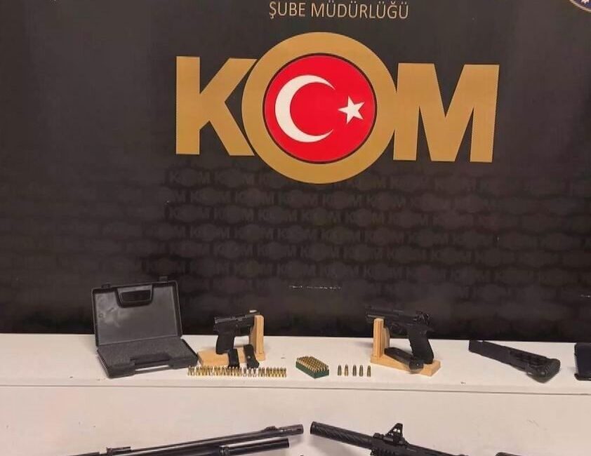 Kayseri’de, polis ekipleri tarafından gerçekleştirilen operasyonda, silah ticareti yaptığı tespit
