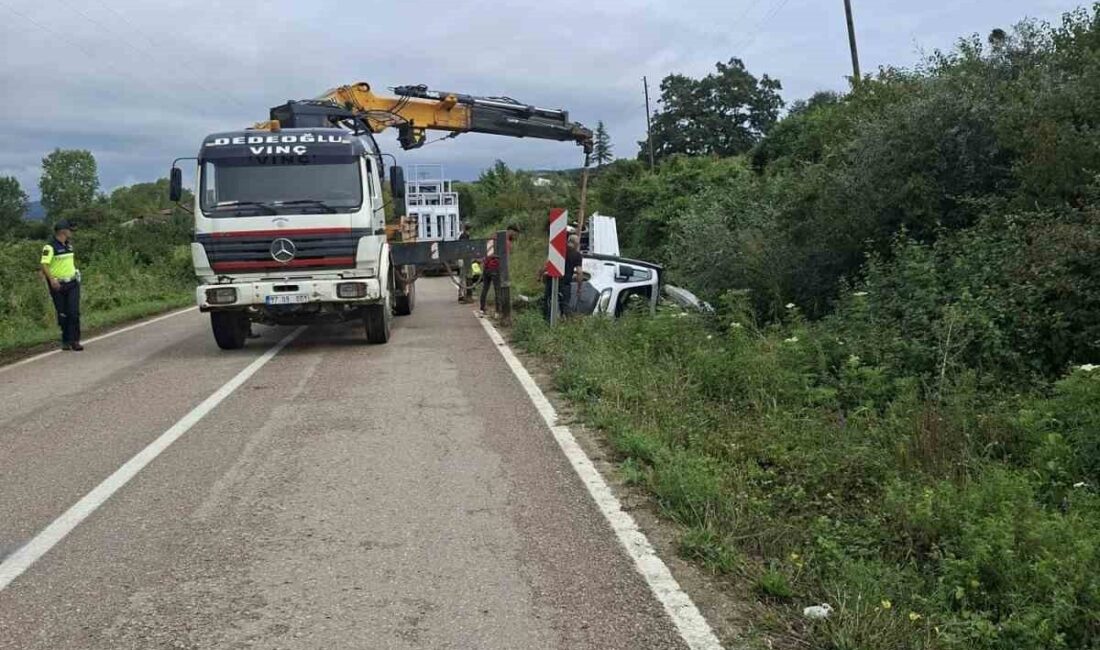 Sinop-Erfelek kara yolu üzerinde meydana gelen trafik kazasında, cam yüklü