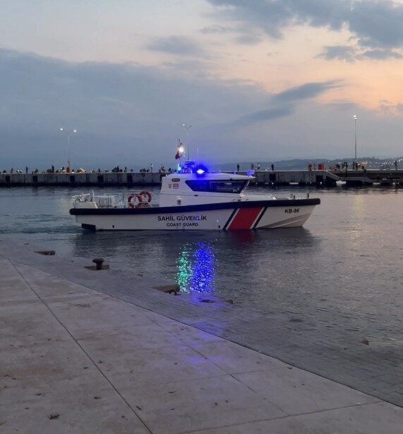 Sinop’ta Sahil Güvenlik Komutanlığı’na bağlı bir bot, kıyı kesiminde devriye