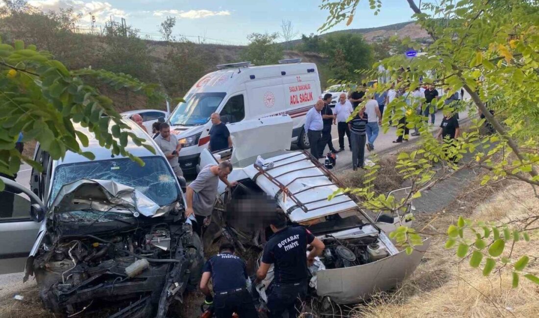 Boyabat ilçesinde meydana gelen trafik kazasında otomobil ile hafif ticari
