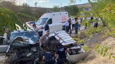 Boyabat ilçesinde meydana gelen trafik kazasında otomobil ile hafif ticari