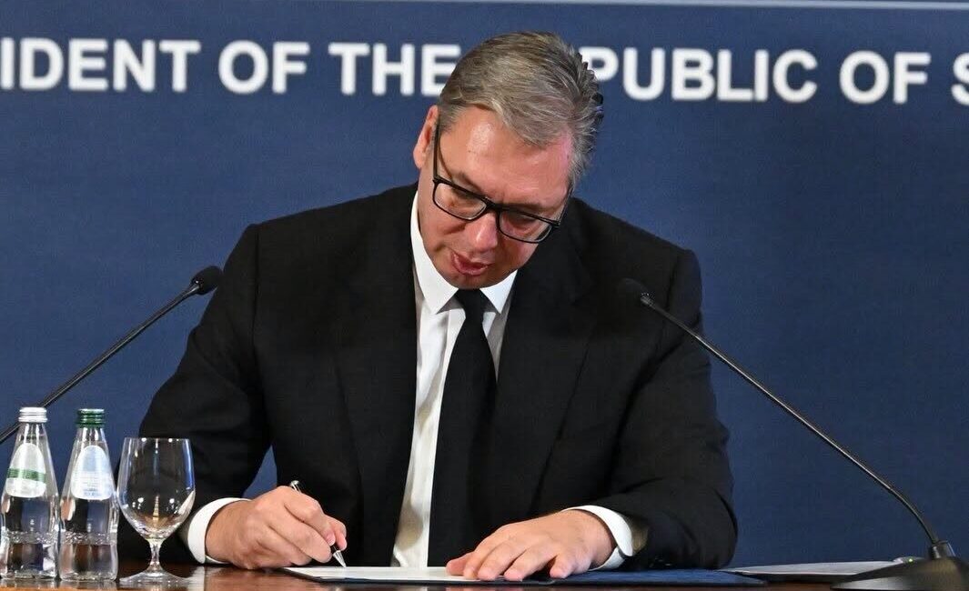 Sırbistan Cumhurbaşkanı Aleksandar Vucic, 25 Ekim’de gerçekleştirilecek erken genel seçimler