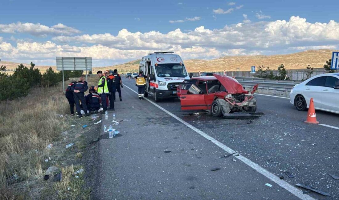 Sivas-Kayseri karayolunda seyir halindeki bir otomobilin tıra çarpması sonucunda 6