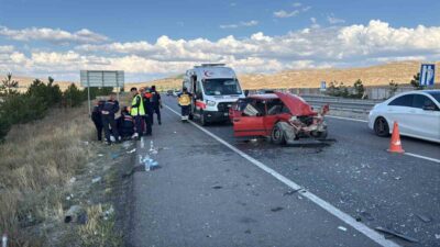Sivas-Kayseri karayolunda seyir halindeki bir otomobilin tıra çarpması sonucunda 6