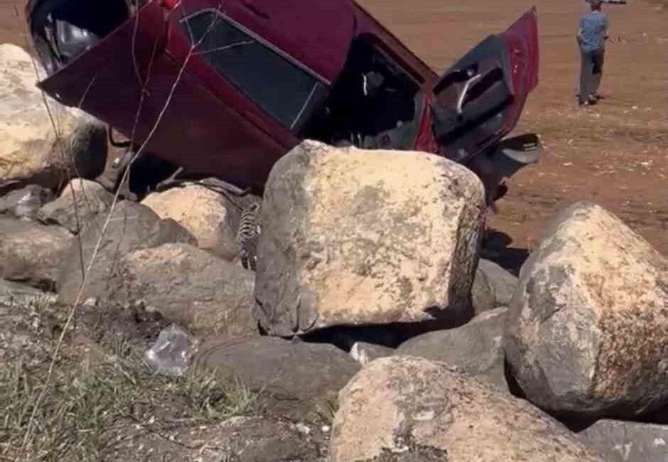 Siverek ilçesinde, iddiaya göre lastiği patlayan bir aracın şarampole devrilmesi