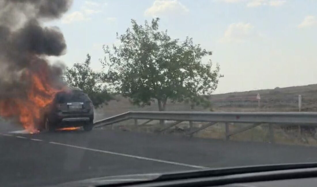 Siverek ilçesinde seyir halindeyken alev alan bir araç kullanılamaz hale