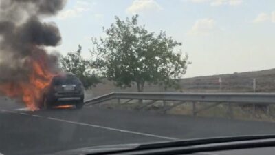 Siverek ilçesinde seyir halindeyken alev alan bir araç kullanılamaz hale