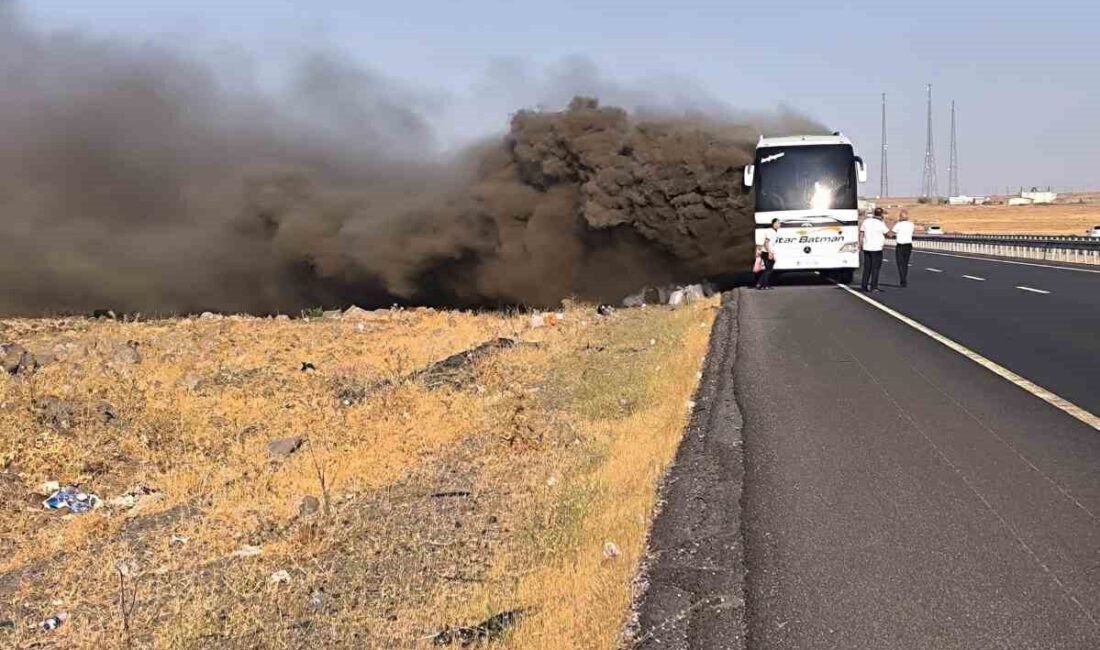 Şanlıurfa’nın Siverek ilçesinde seyir halindeki bir yolcu otobüsünde yangın çıktı
