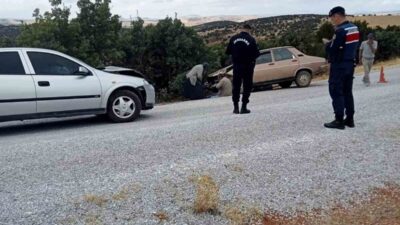 Sivrihisar ilçesinde meydana gelen trafik kazasında, iki aracın çarpışması sonucu