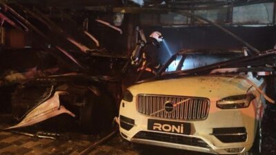 Antalya’nın Kepez ilçesinde, bir oto galeri dükkanında meydana gelen yangınla