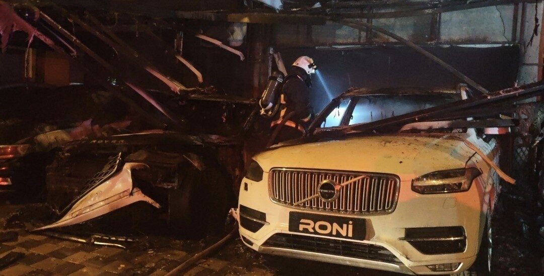 Antalya’nın Kepez ilçesinde, bir oto galeri dükkanında meydana gelen yangınla