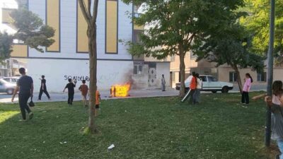 Şanlıurfa’da Haliliye ilçesinde çocukların sokağa terkedilen bir koltuğu ateşe vererek