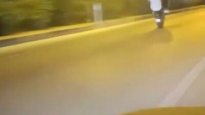 Hatay’da, trafikte ilerlerken motosikletinin ön tekerleğini kaldıran bir sürücü ile
