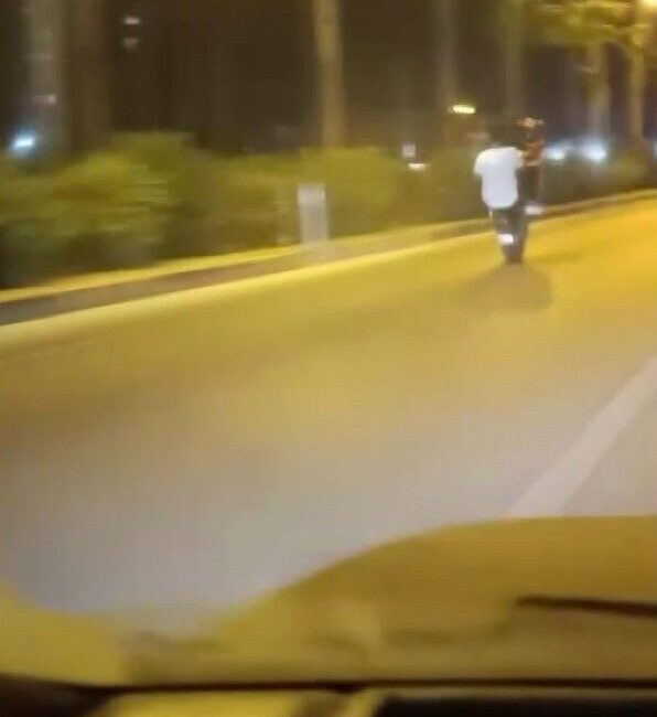 Hatay’da, trafikte ilerlerken motosikletinin ön tekerleğini kaldıran bir sürücü ile