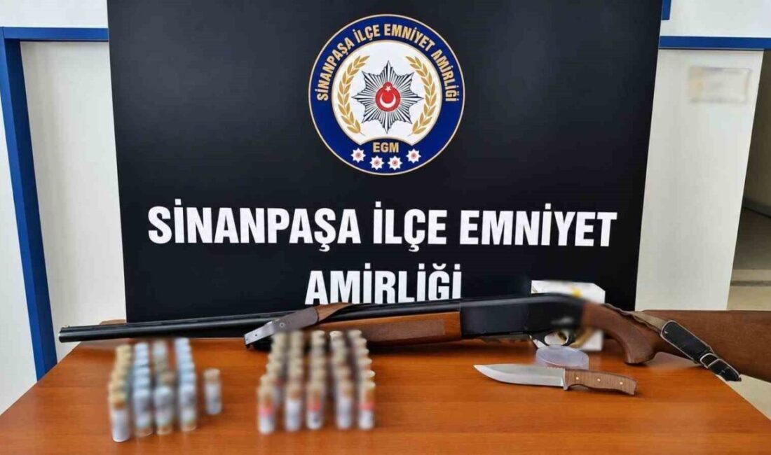 Afyonkarahisar’da, polis tarafından düzenlenen operasyonla silah ve mühimmat paylaşımları yaptığı