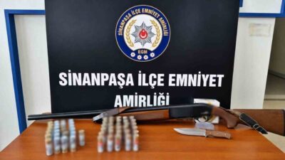 Afyonkarahisar’da, polis tarafından düzenlenen operasyonla silah ve mühimmat paylaşımları yaptığı