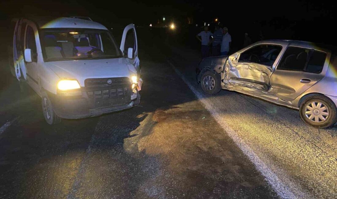 Afyonkarahisar’da meydana gelen trafik kazasında, hafif ticari araç ile otomobilin