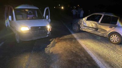 Afyonkarahisar’da meydana gelen trafik kazasında, hafif ticari araç ile otomobilin