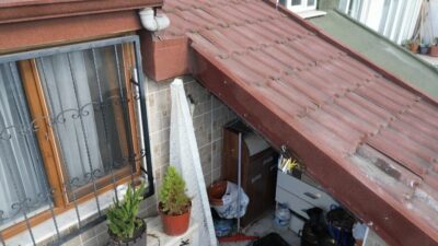 İstanbul’un Sultangazi ilçesinde bulunan 5 katlı bir binanın çatı arasına