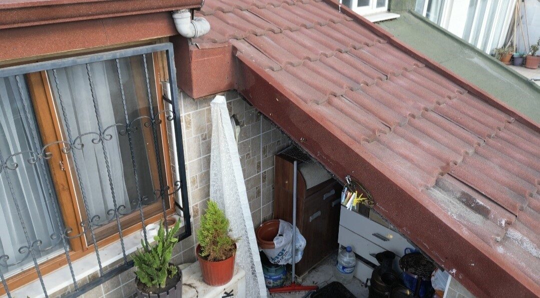 İstanbul’un Sultangazi ilçesinde bulunan 5 katlı bir binanın çatı arasına