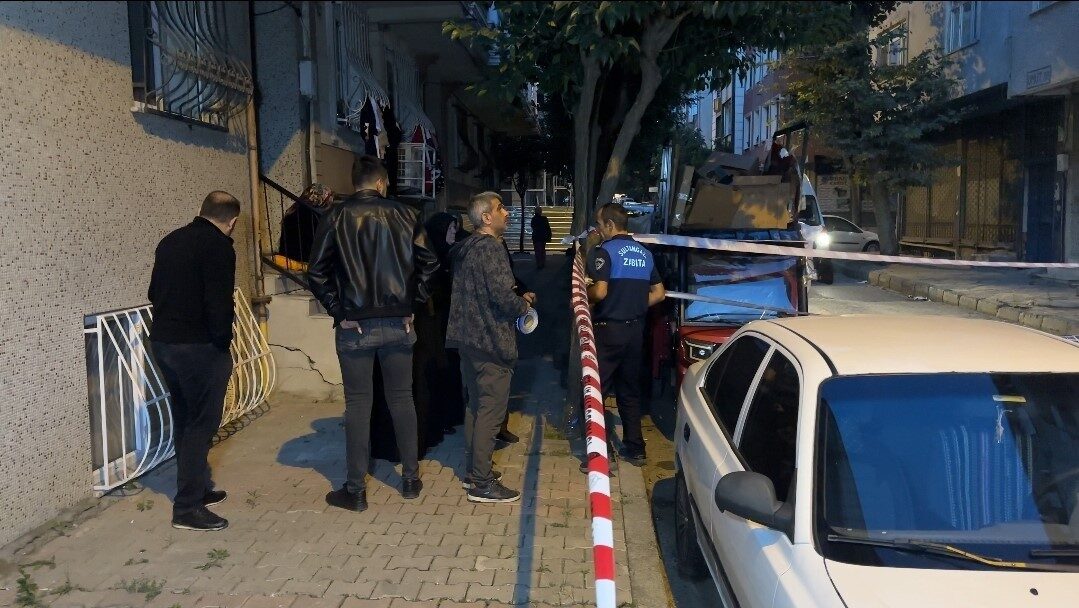 Sultangazi ilçesinde bulunan iki apartmanın duvarlarında çatlamalar meydana gelmesi sonucu