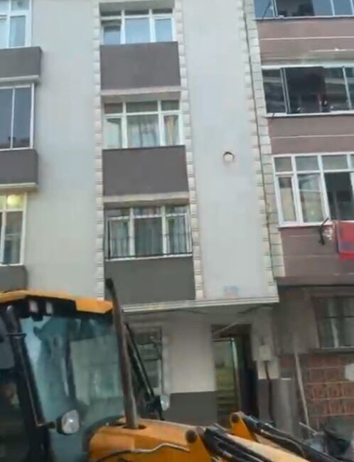 Sultangazi’de, inşaat temeli çalışmaları sırasında bir binanın temelinde kayma meydana