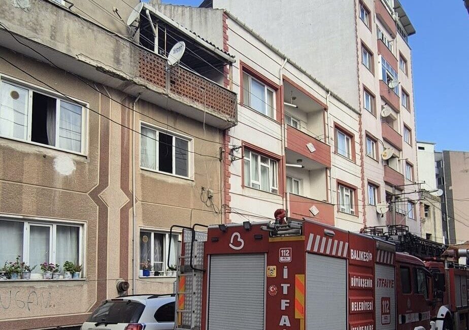 Balıkesir’in Susurluk ilçesindeki bir evde, şofbenden çıkan yangında uyurken yoğun