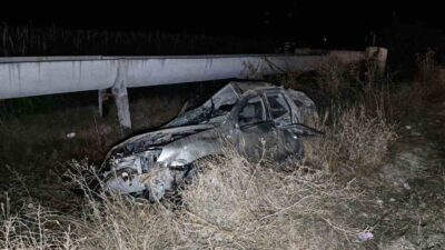 Kontrolden çıkan bir otomobil Karaman’da, beton sulama kanalına çarparak takla
