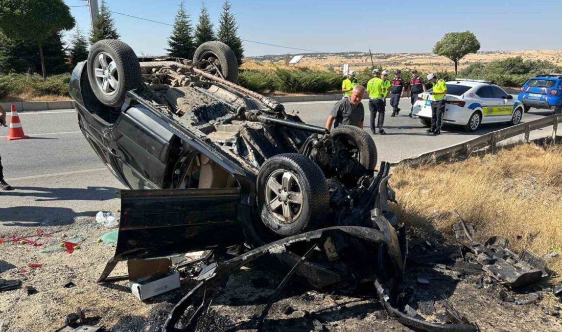 Uşak’ın Banaz ilçesinde meydana gelen trafik kazasında aracın devrilmesi sonucu