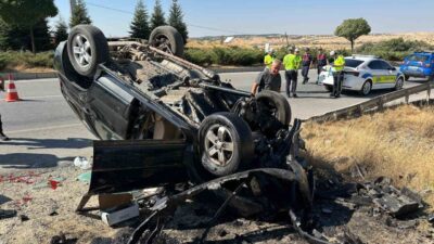 Uşak’ın Banaz ilçesinde meydana gelen trafik kazasında aracın devrilmesi sonucu