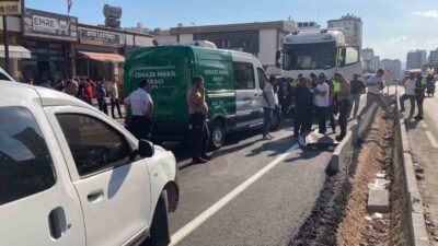 Erdemli ilçesinde meydana gelen bir trafik kazasında, bir kadın tankerin