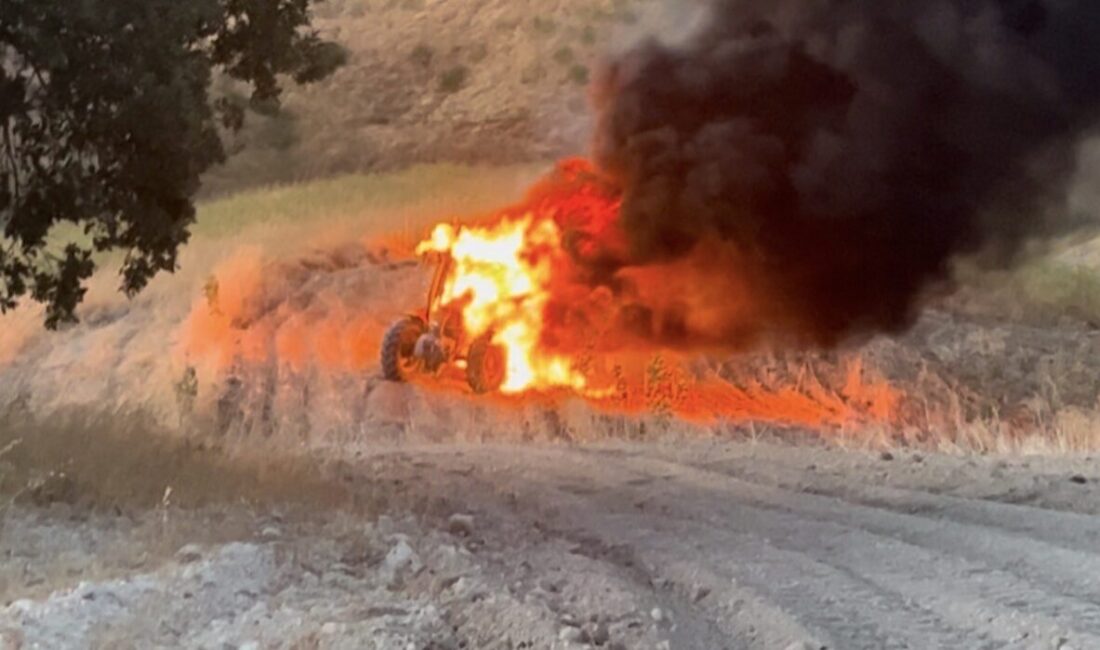Adıyaman ilinde, tarla sürerken alev alan bir traktör kullanılamaz hale