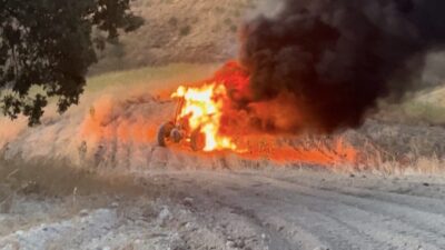 Adıyaman ilinde, tarla sürerken alev alan bir traktör kullanılamaz hale