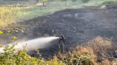 Sakarya’nın Kaynarca ilçesinde kontrolsüz bir şekilde yakılan ateşin otluk alana